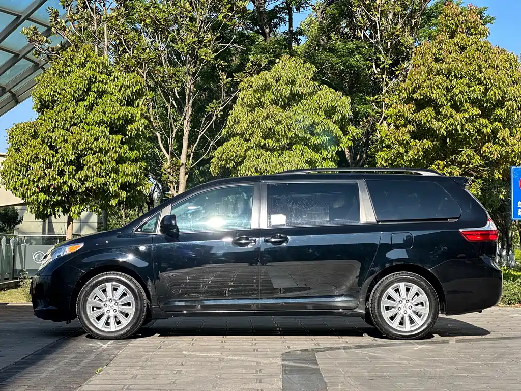 Toyota Sienna 2015 — фото 7
