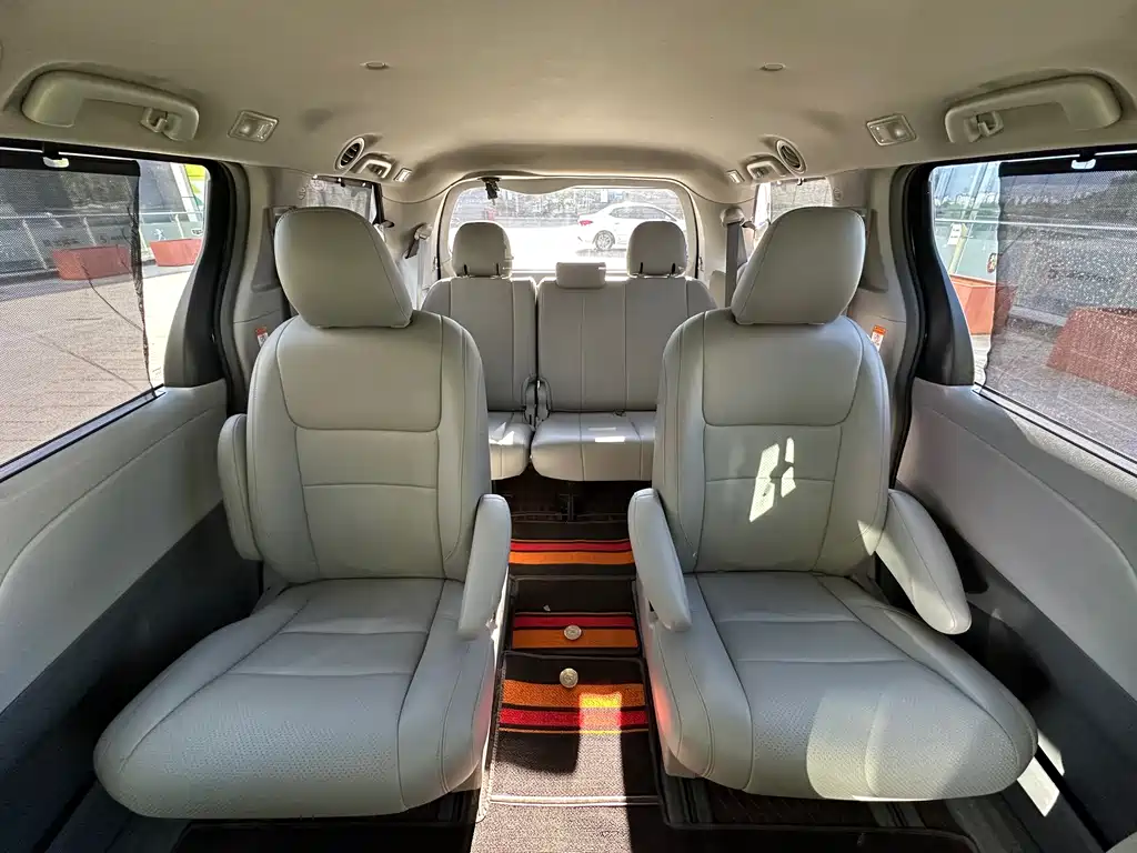 Toyota Sienna 2015 — фото 21
