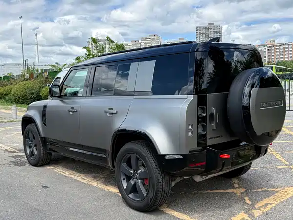 Land Rover Defender 2025