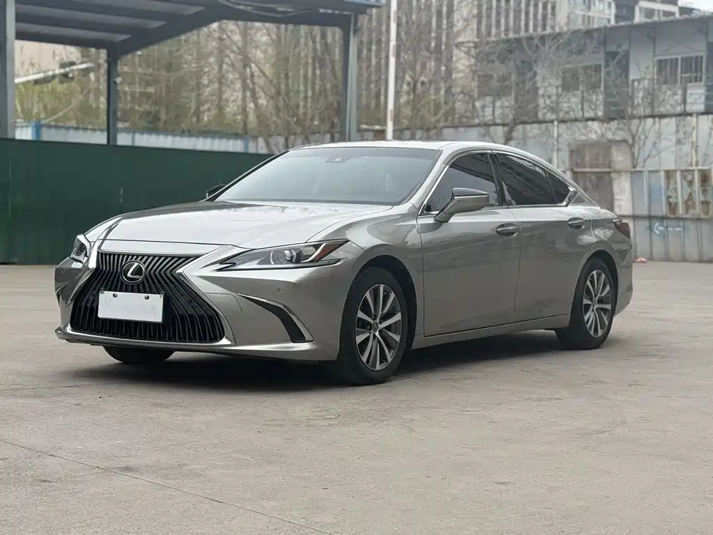 Lexus ES 2019 — фото 1