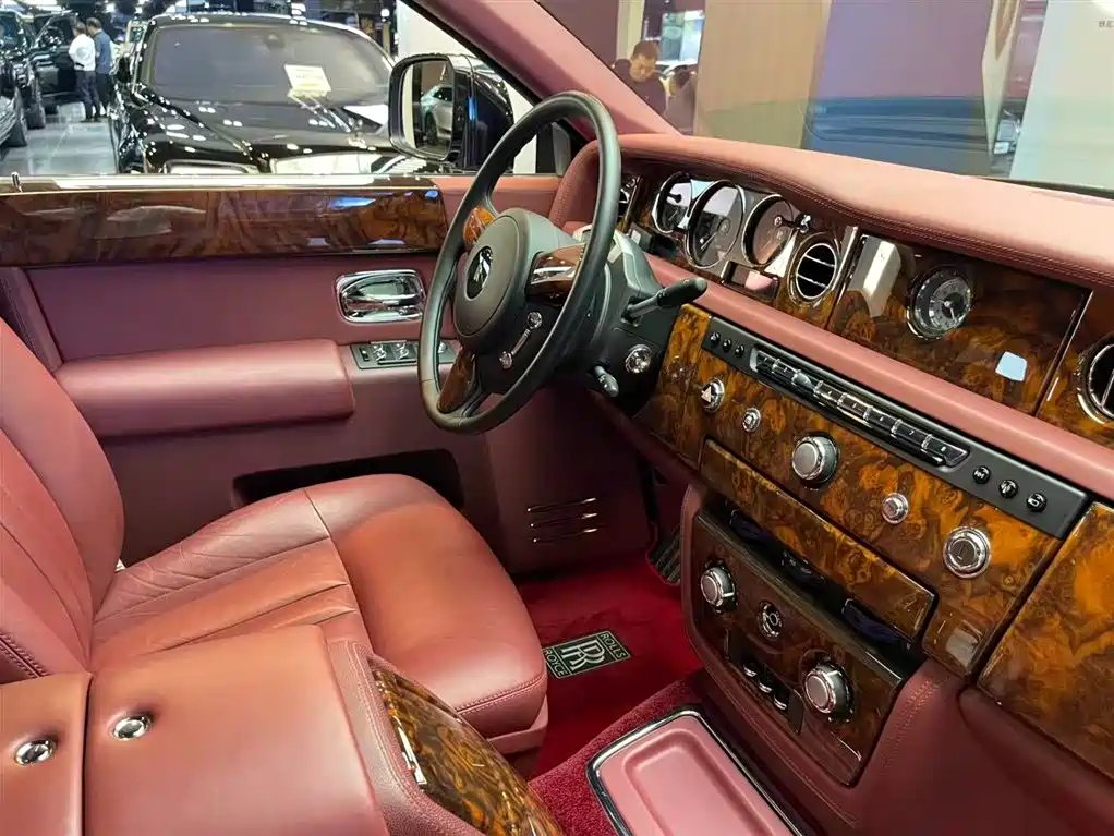Rolls-Royce Phantom 2016 — фото 16