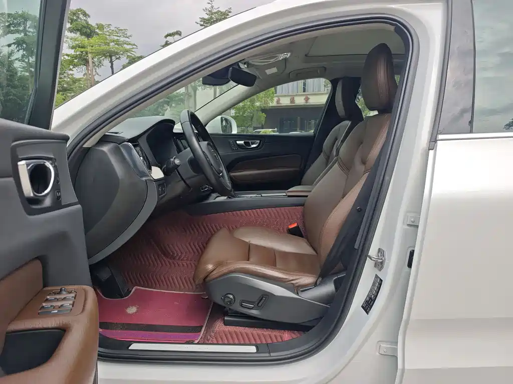 Volvo XC60 2020 — фото 12