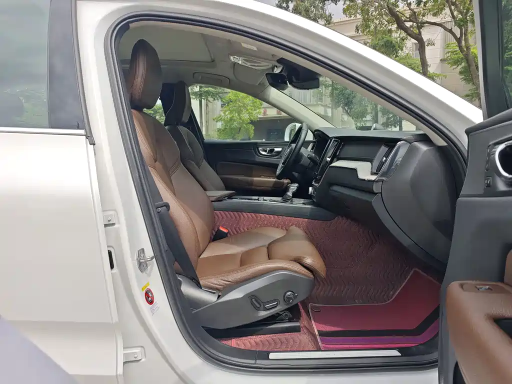 Volvo XC60 2020 — фото 21