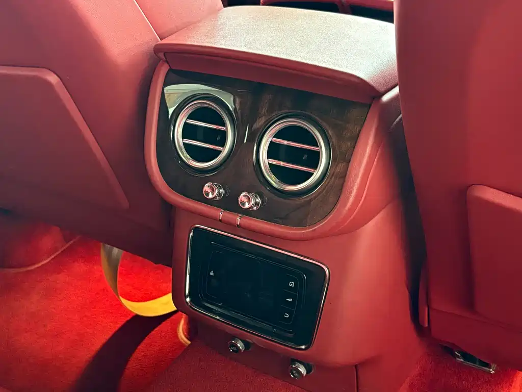 Bentley Bentayga 2018 — фото 15