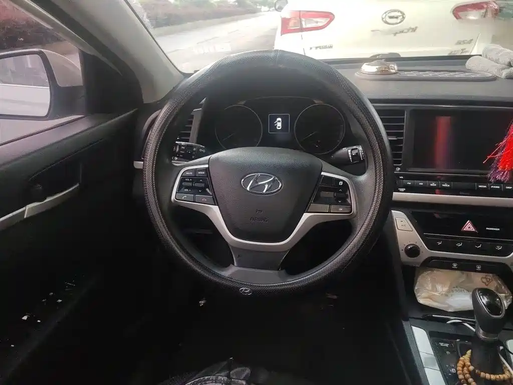 Hyundai Elantra 2017 — фото 3