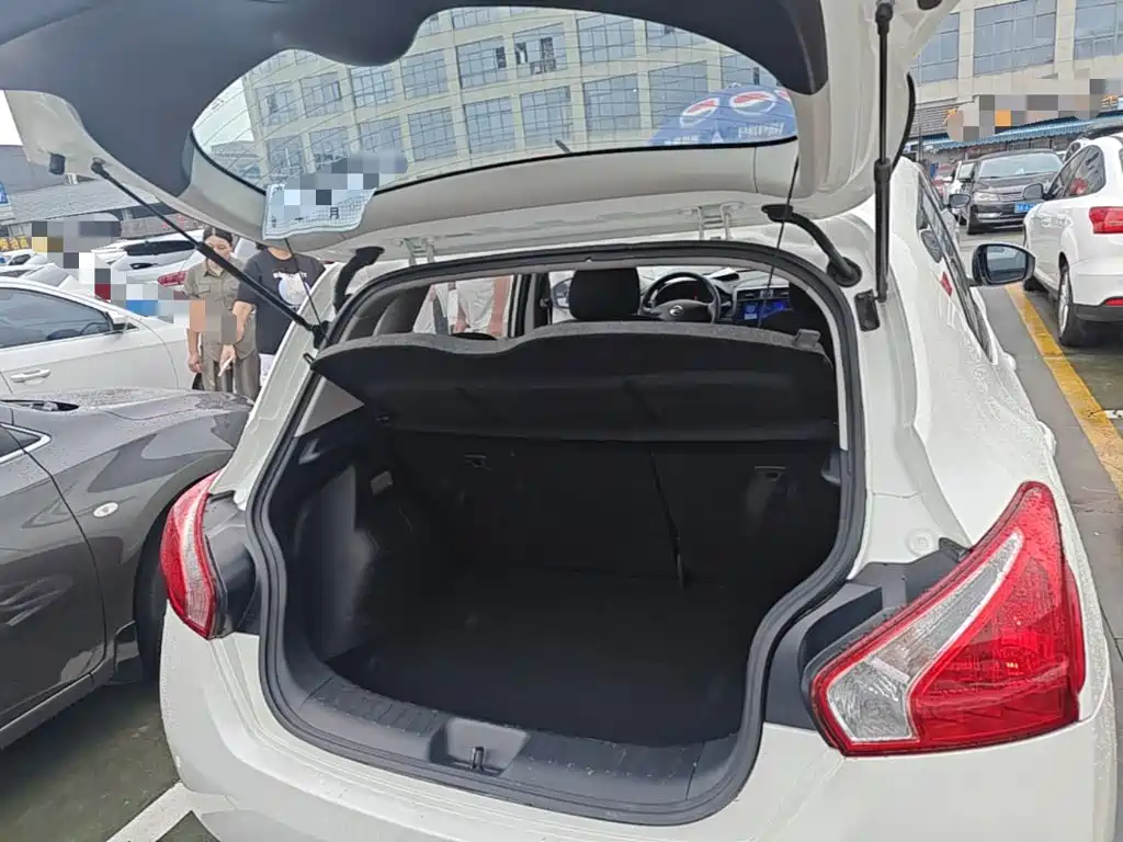 Nissan Tiida 2015 — фото 19