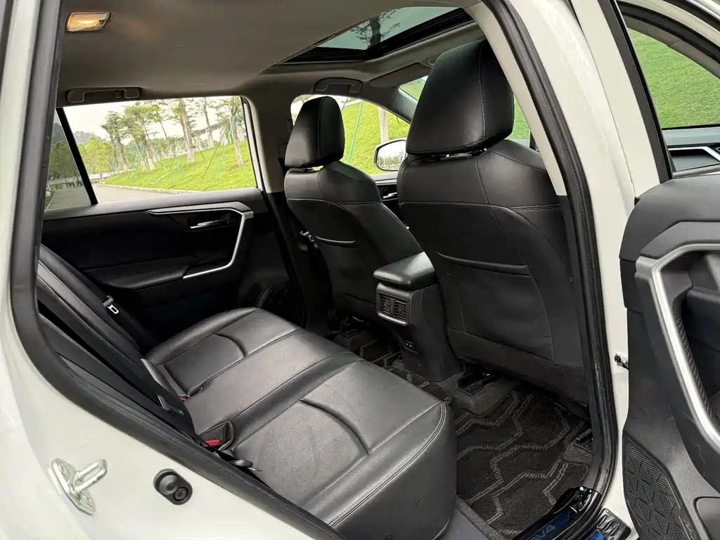 Toyota RAV4 2023 — фото 12