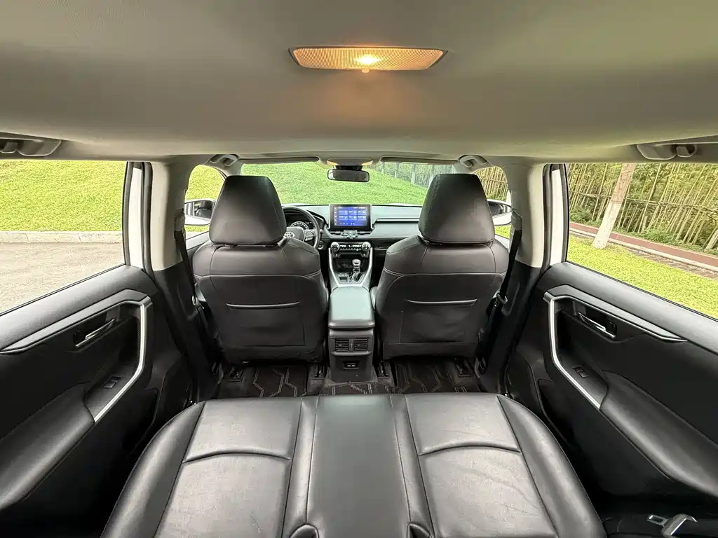 Toyota RAV4 2023 — фото 15
