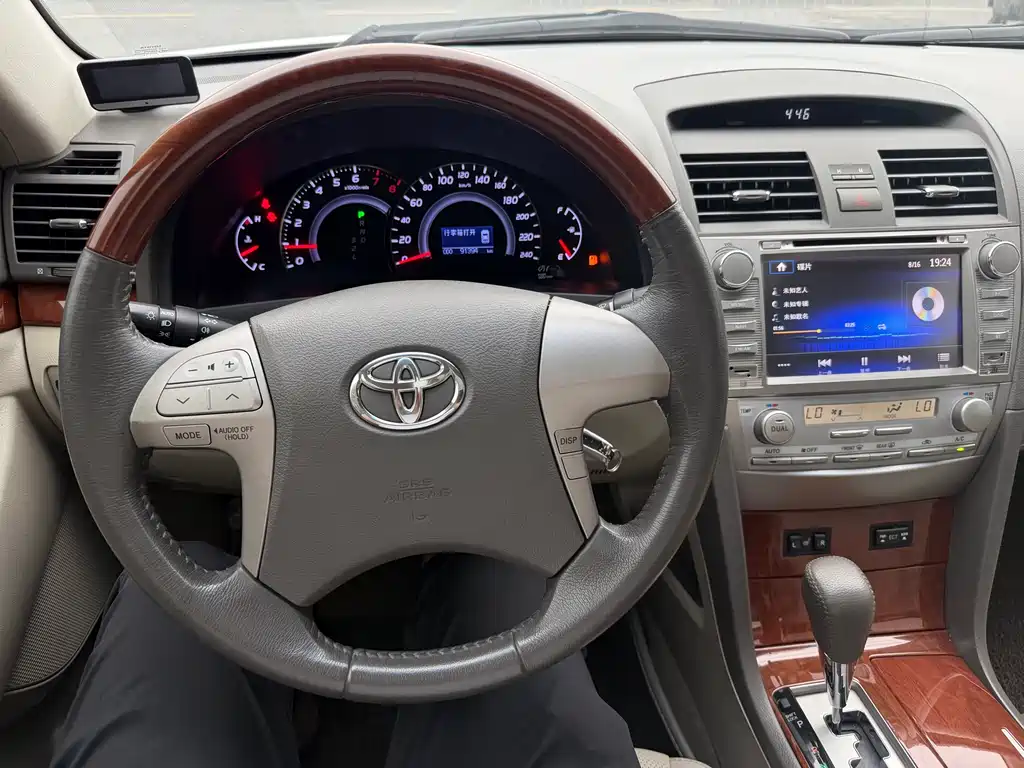 Toyota Camry 2014 — фото 8