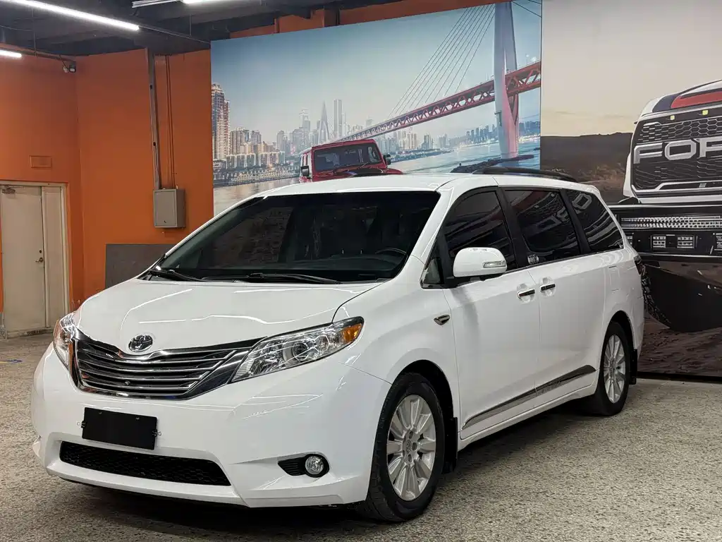 Toyota Sienna 2016 — фото 1