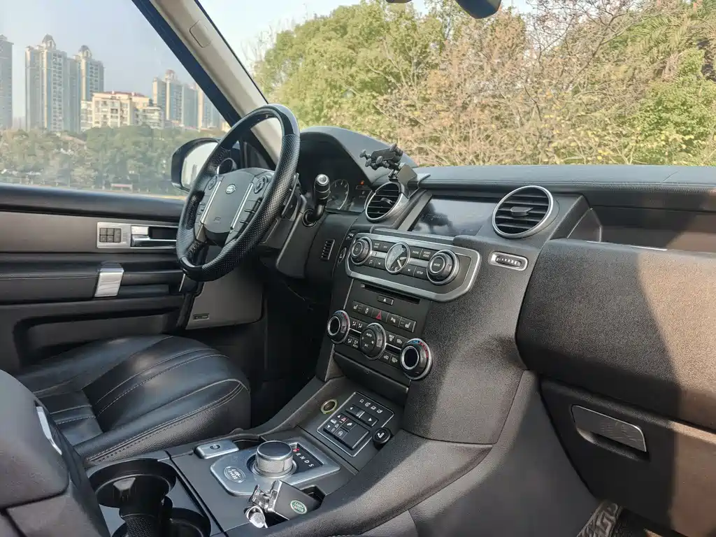 Land Rover Discovery 2017 — фото 14