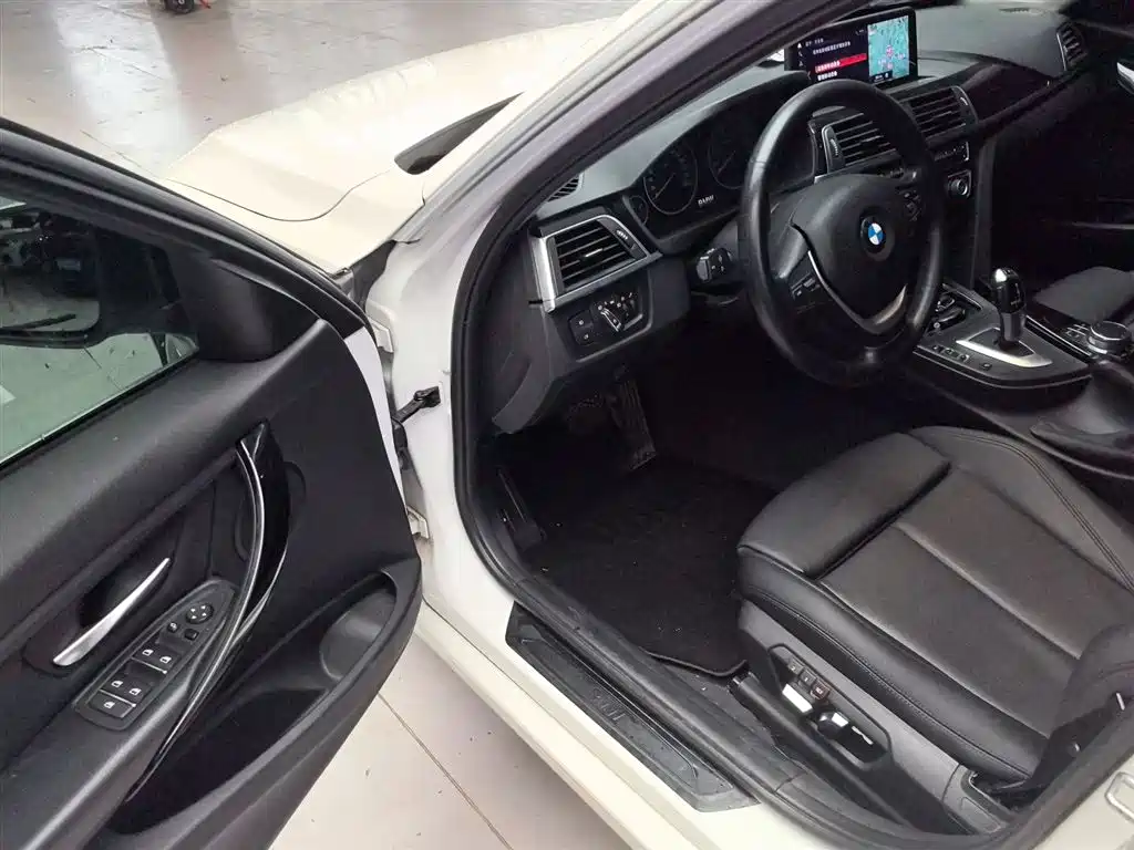 BMW 3 Series 2019 — фото 12