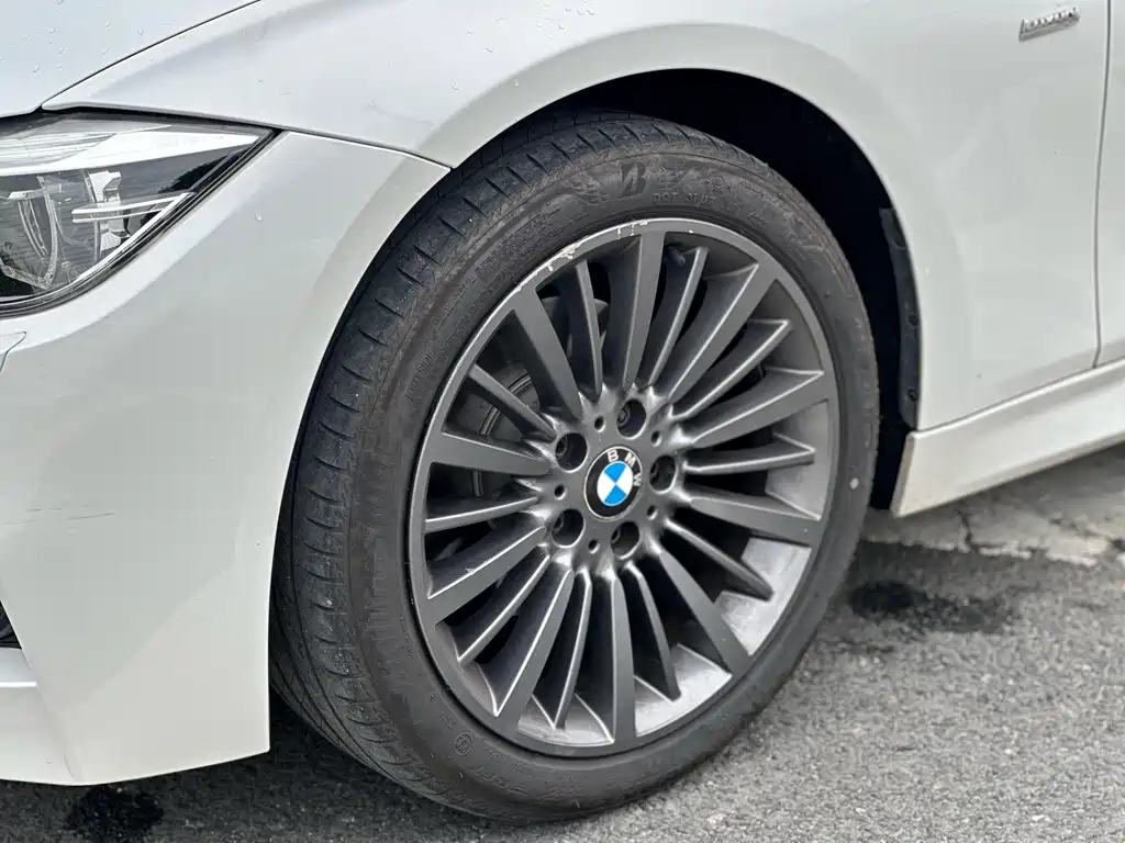BMW 3 Series 2018 — фото 10