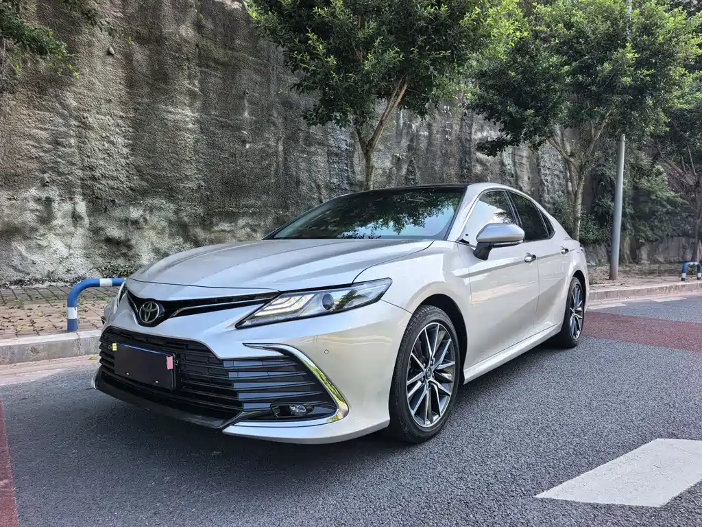 Toyota Camry 2023 — фото 1