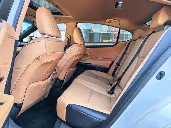 Lexus ES 2025