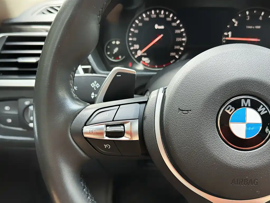 BMW 3 Series 2019 — фото 11