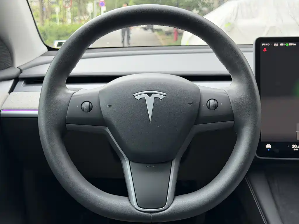 Tesla Model Y 2024 — фото 4