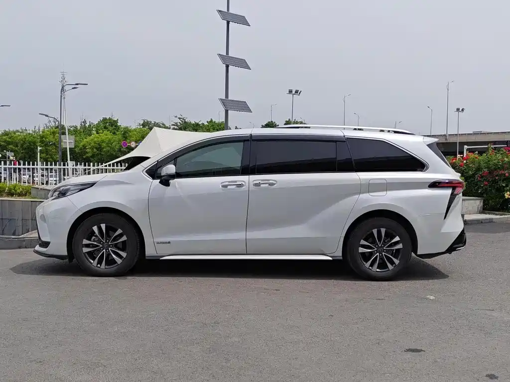 Toyota Granvia 2024