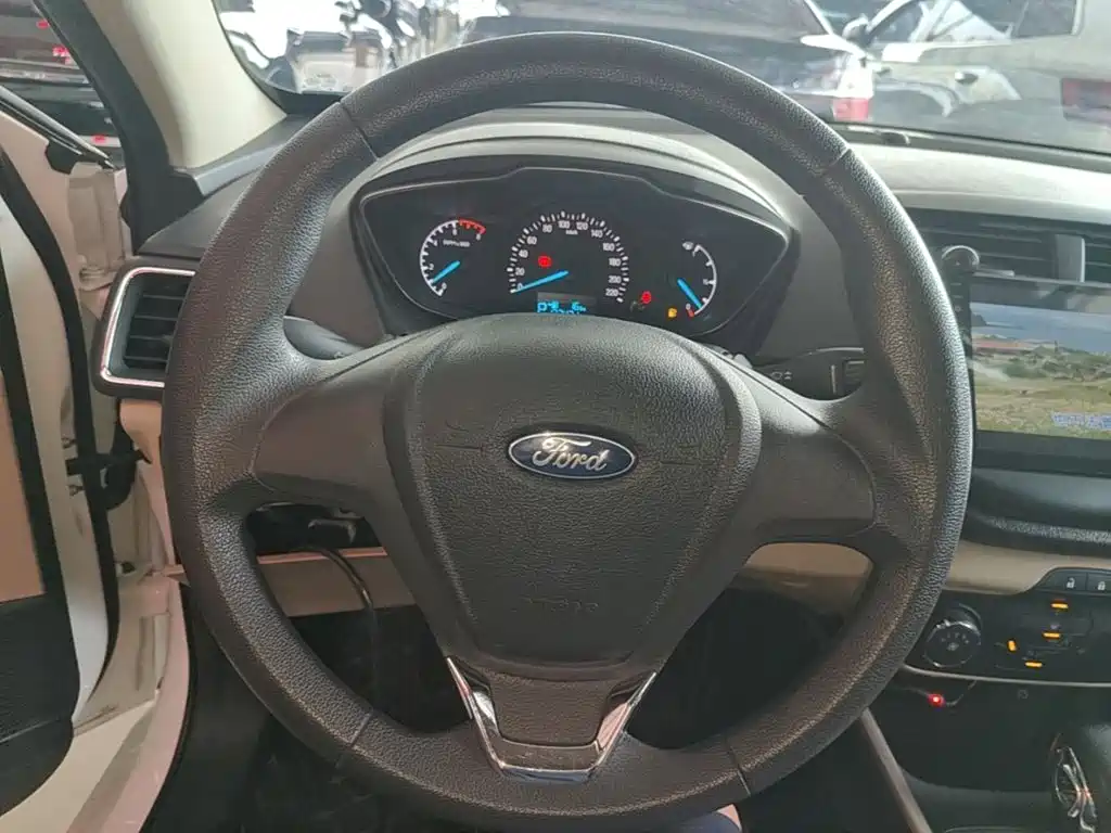 Ford Escort 2015 — фото 11