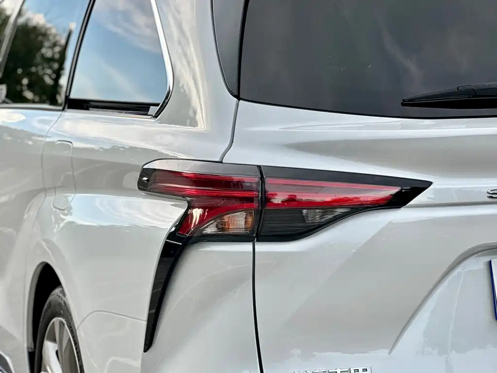 Toyota Sienna 2023 — фото 13