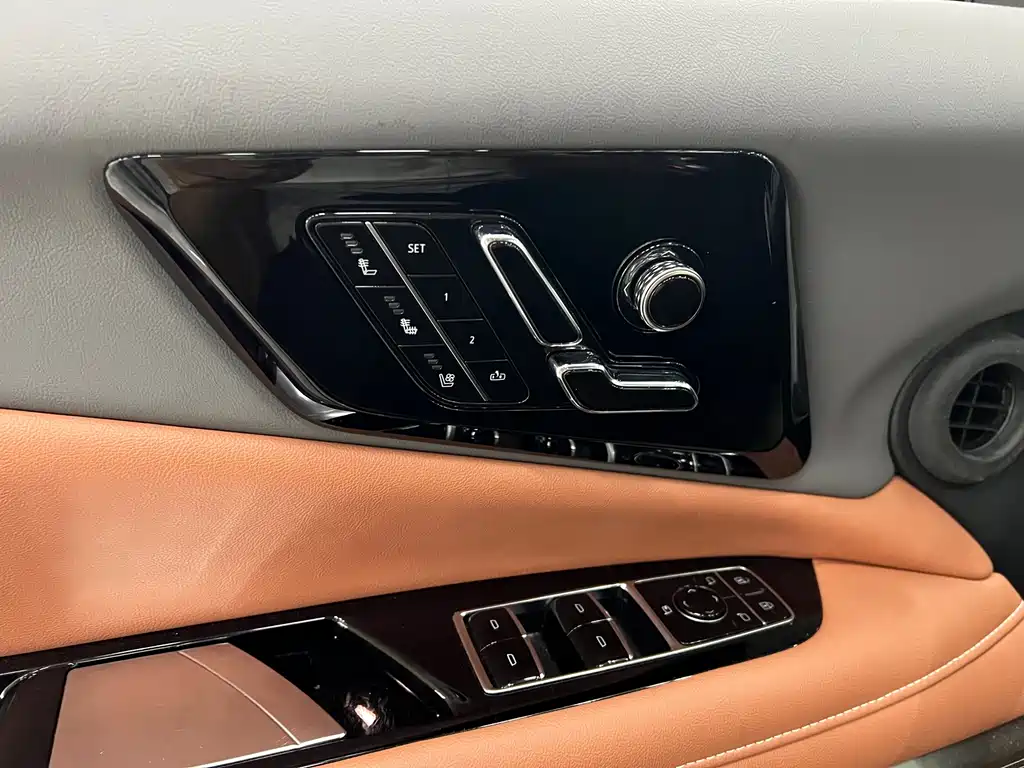 Cadillac IQ Aoge 2024 — фото 17
