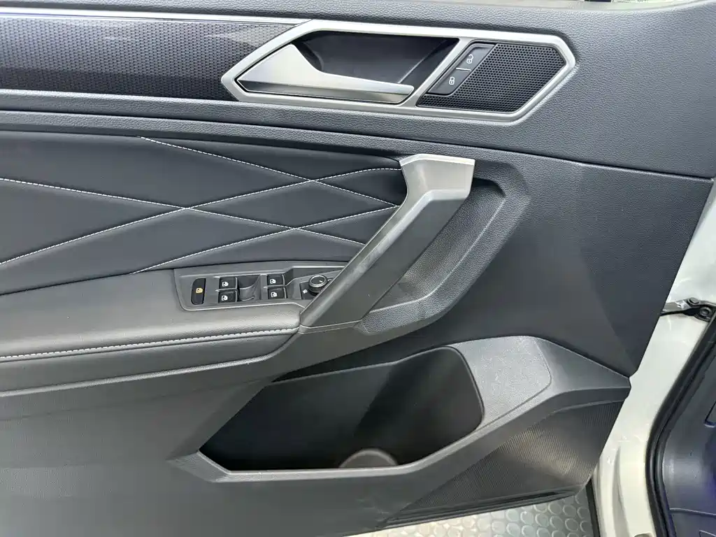 Volkswagen Tiguan L 2023 — фото 12