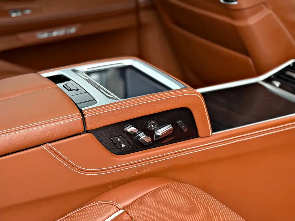 BMW 7 Series 2017 — фото 13