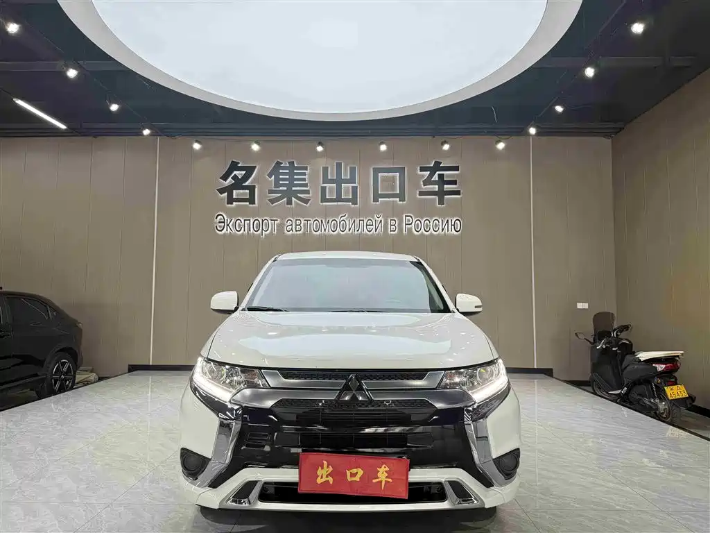 Mitsubishi Outlander 2022 — фото 2