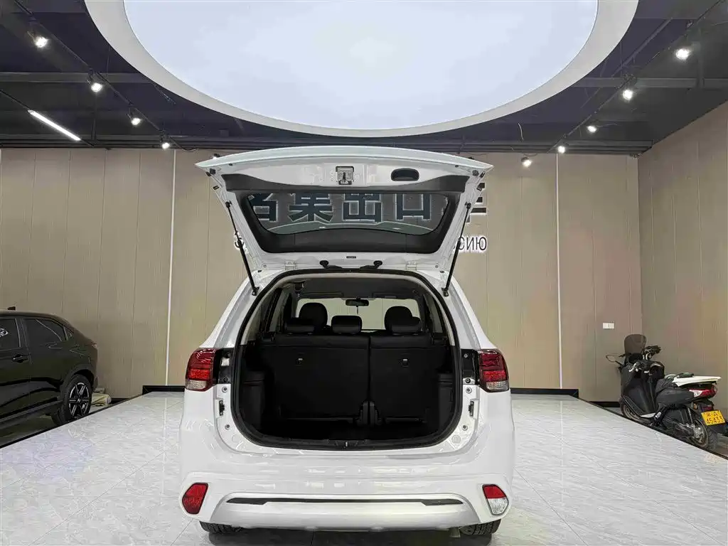Mitsubishi Outlander 2022 — фото 17