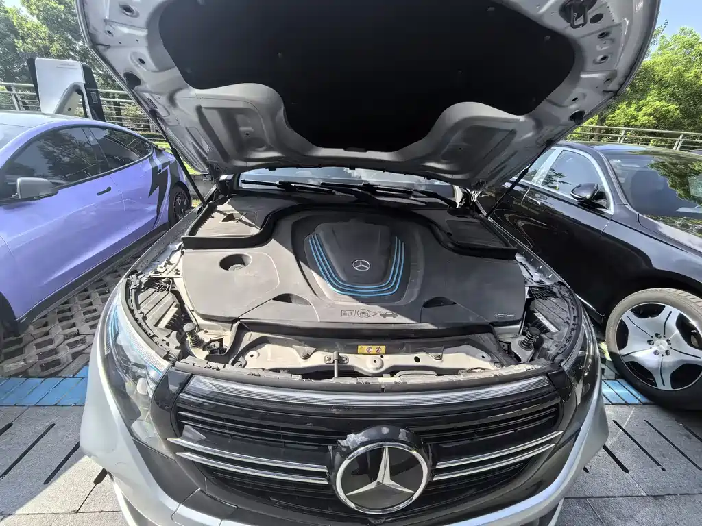 Mercedes-Benz EQC 2020 — фото 12