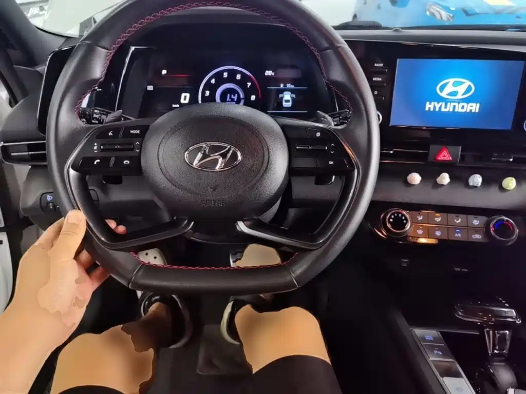 Hyundai Elantra 2023 — фото 10