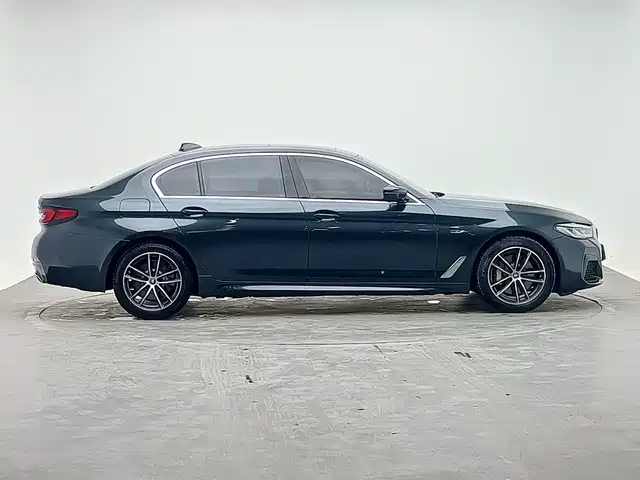 BMW 5 Series New Energy 2022 — фото 3