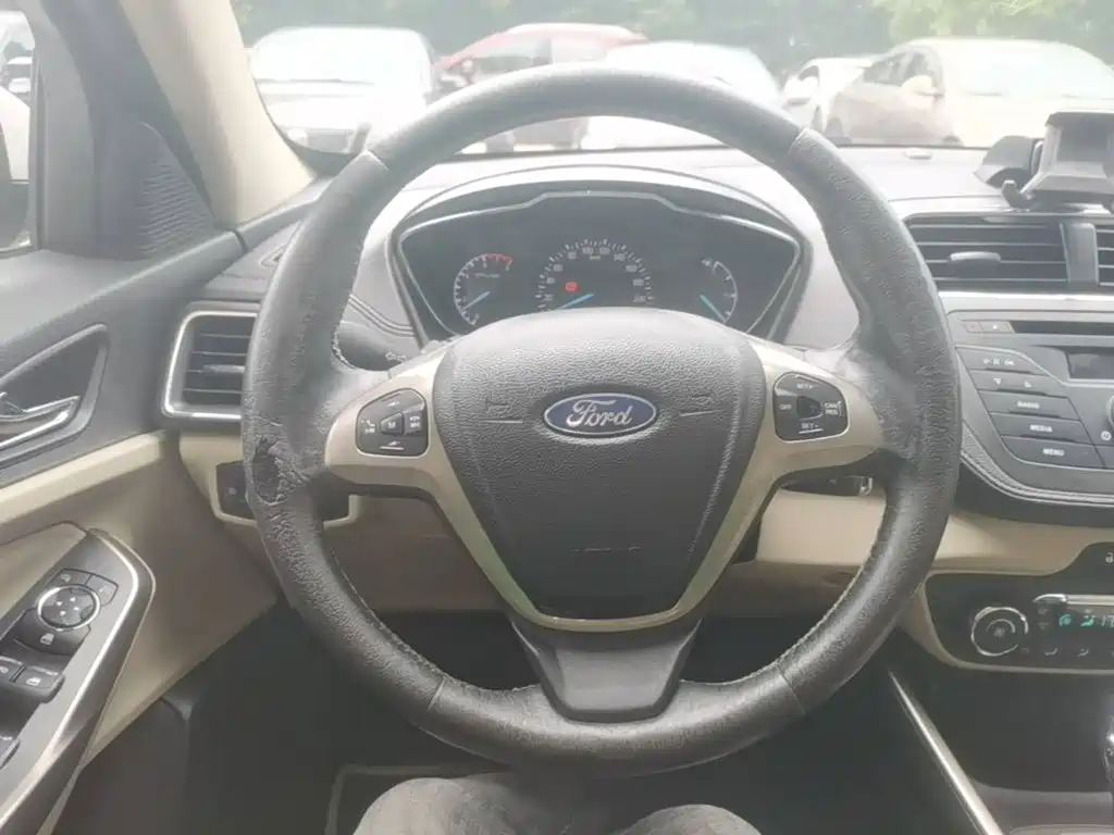 Ford Escort 2015 — фото 11