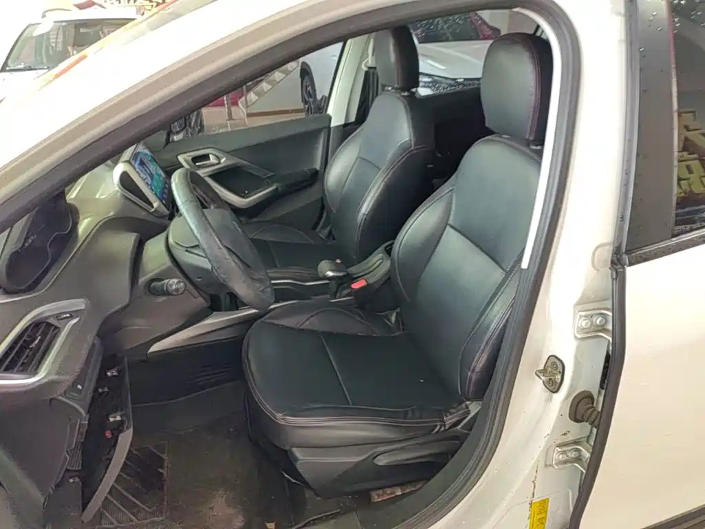 Peugeot 2008 2015 — фото 15