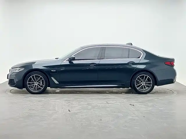 BMW 5 Series New Energy 2022 — фото 4