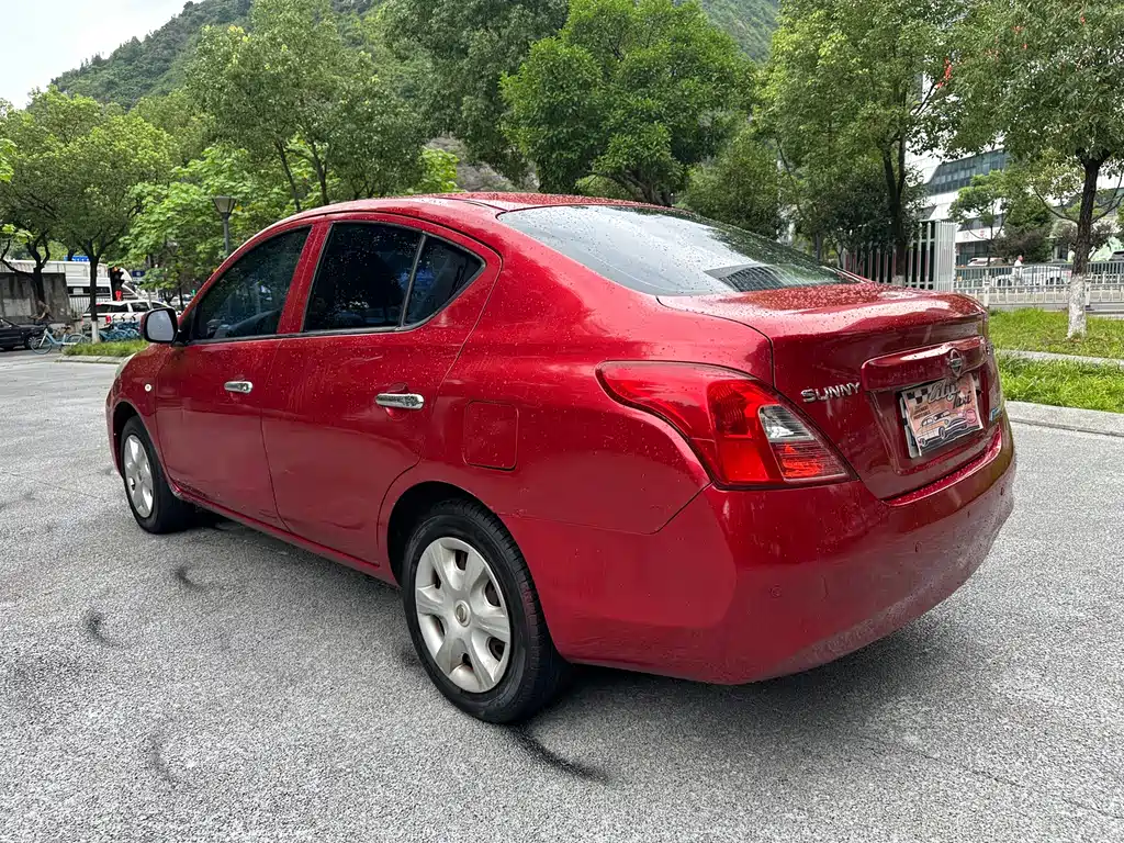 Nissan Sunny 2012