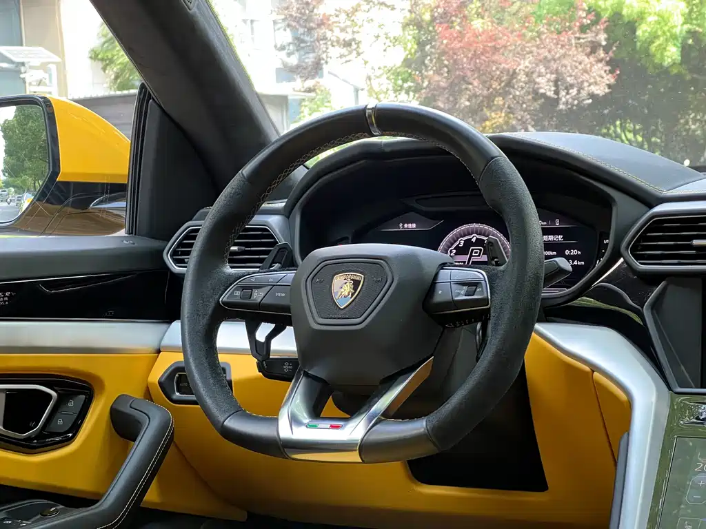 Lamborghini Urus 2019 — фото 14