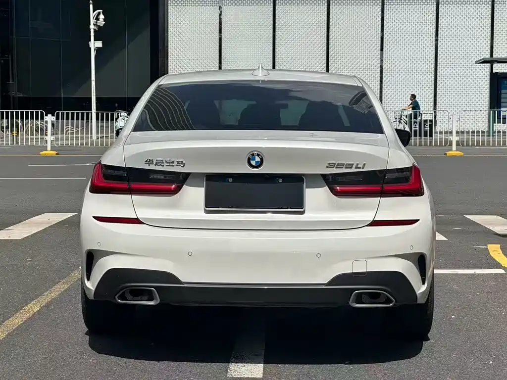 BMW 3 Series 2019 — фото 13
