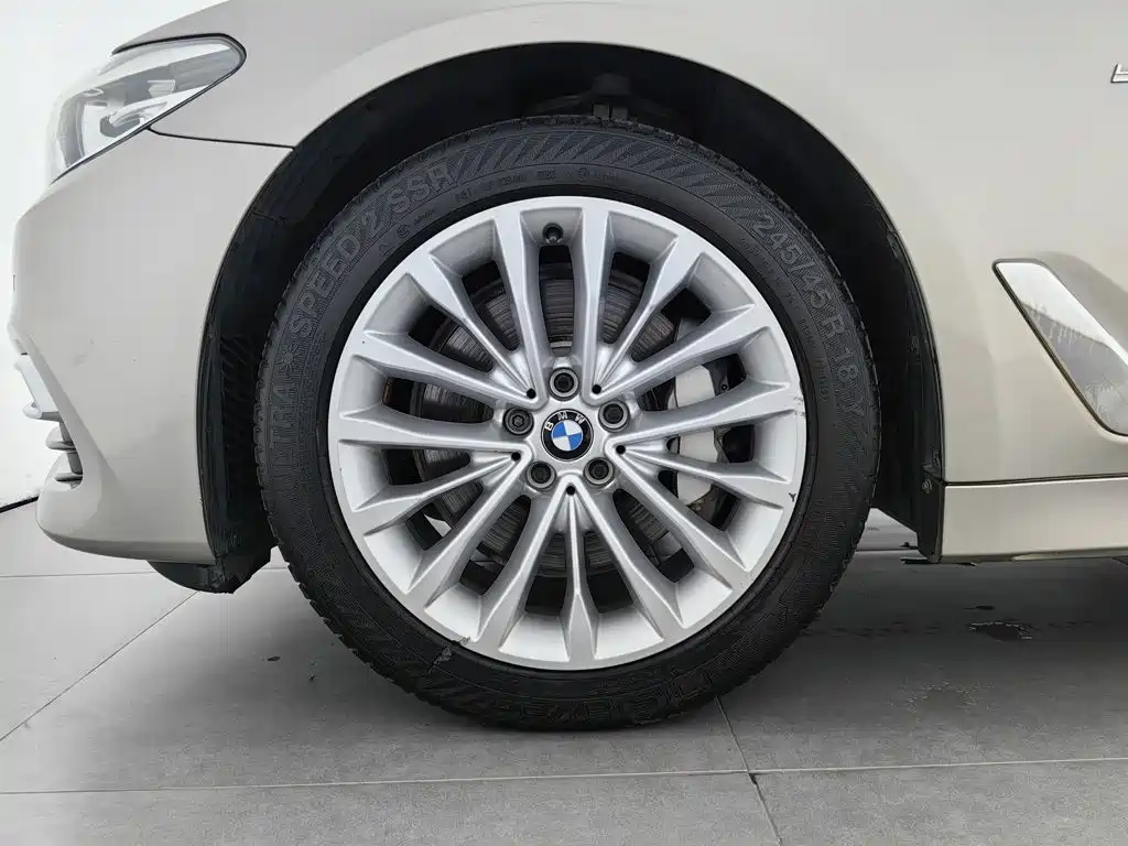 BMW 5 Series 2018 — фото 17