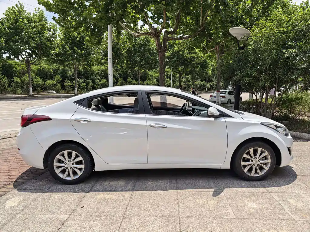 Hyundai Elantra 2017 — фото 9