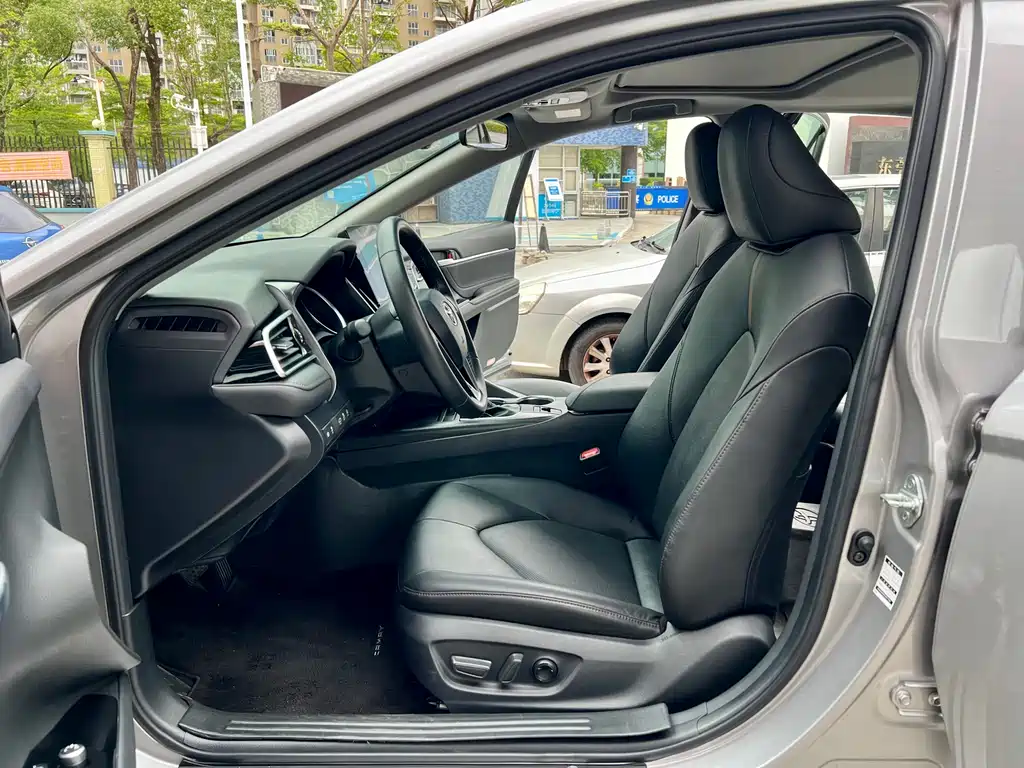 Toyota Camry 2022 — фото 16