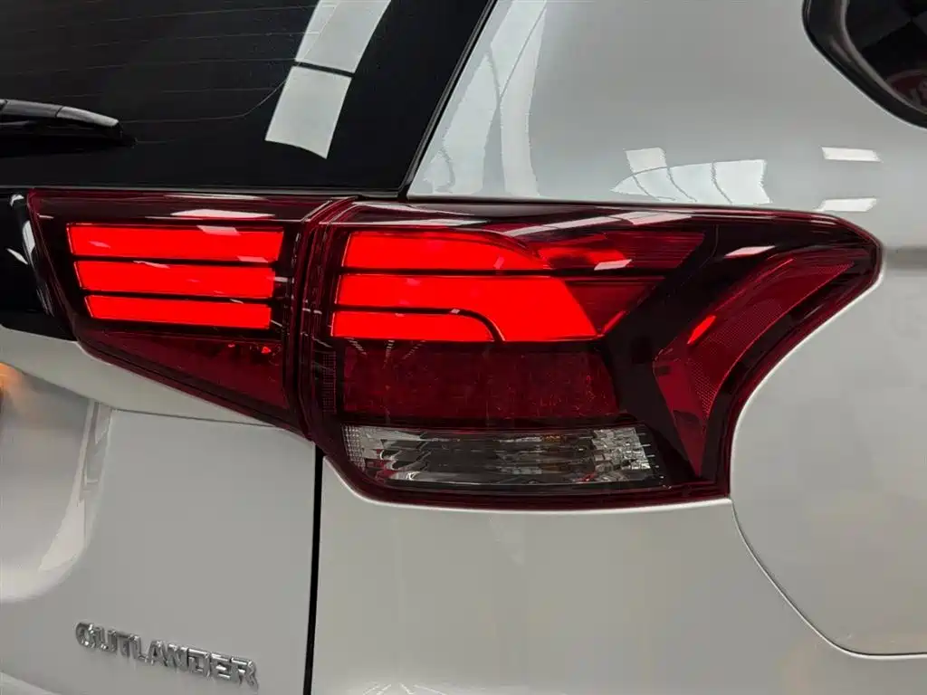 Mitsubishi Outlander 2022 — фото 21