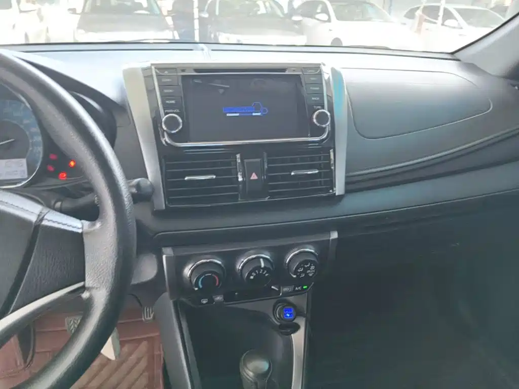Toyota Yaris L 2015 — фото 13