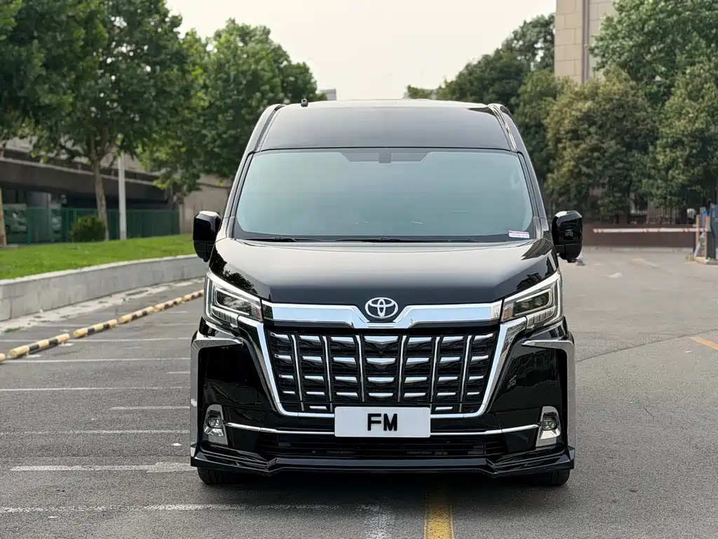 Toyota Hiace 2023 — фото 1