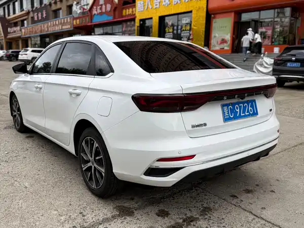 Geely Emgrand 2022