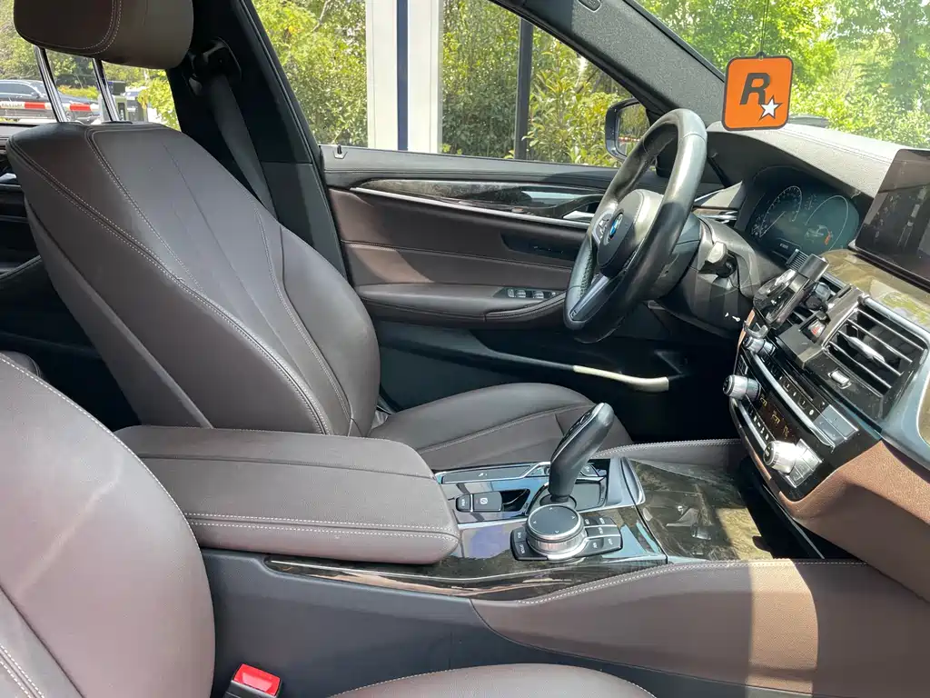 BMW 5 Series 2019 — фото 15
