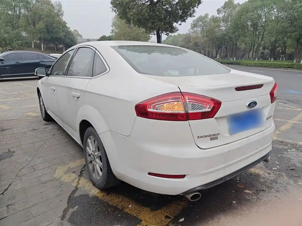 Ford Mondeo 2015 — фото 23