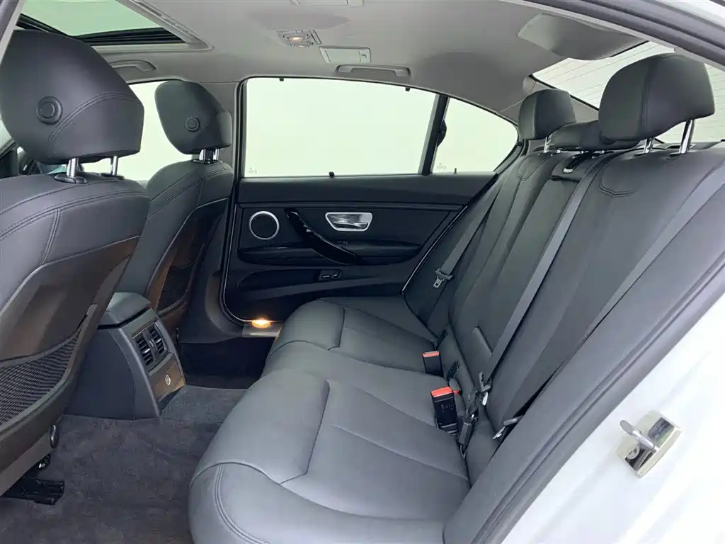BMW 3 Series 2018 — фото 12