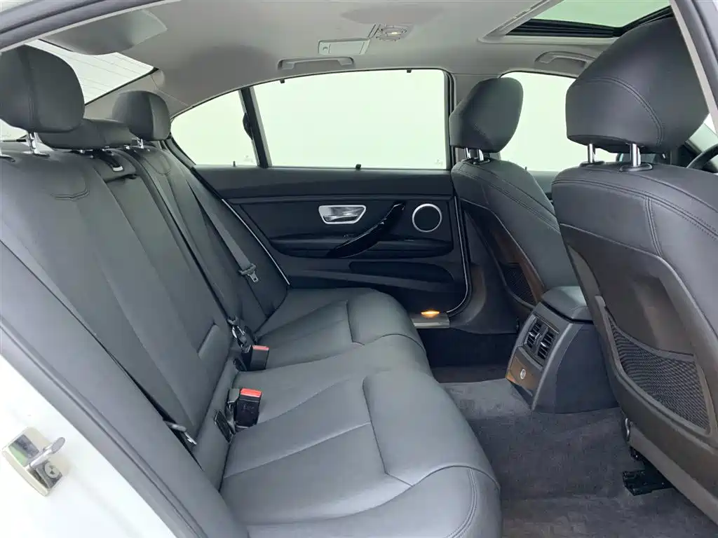 BMW 3 Series 2018 — фото 14