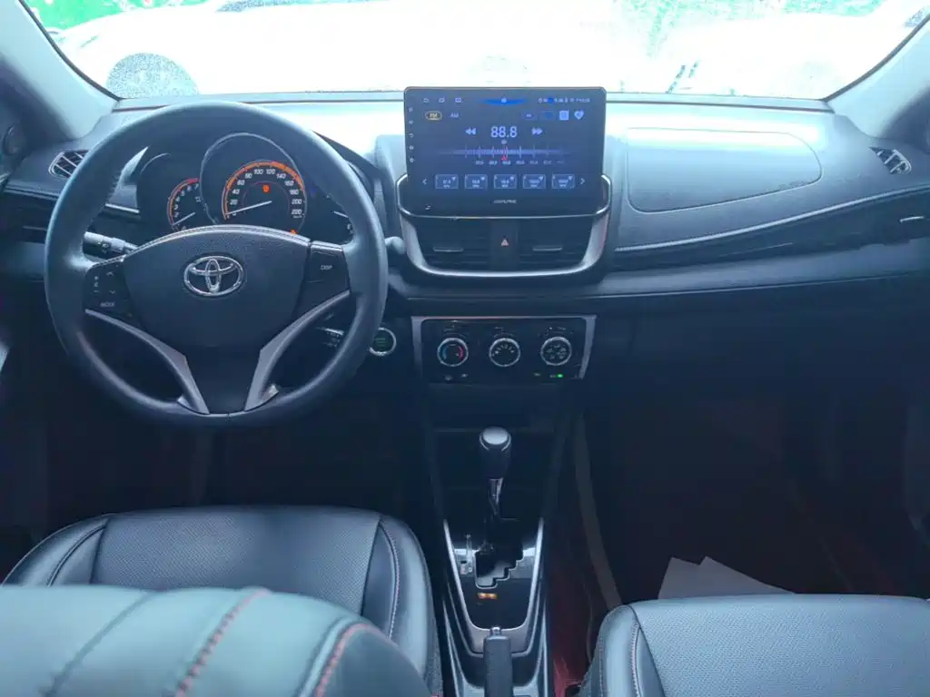 Toyota Yaris L 2023 — фото 10